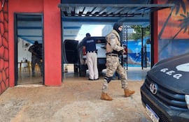 Una comitiva fiscal-policial allanó la casa quinta en busca de los falsos guía.