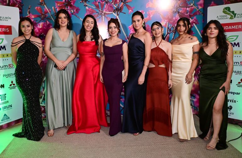 Sofy Alonzo, Elisa Benegas, Vivi Ruiz Díaz, Eli Ferreira, Sofía Soria y Belén González junto con Mónica y Karen Martínez.