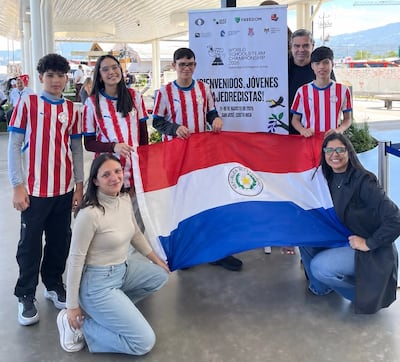 Adrián Jara (i), Giovanna Malvetti, Matías López, Andrés Riquelme (Delegado Fide), Santino Dávalos. Abajo: Rossana Maldonado (Capitana del equipo) y Vanessa Valleau (Delegada).