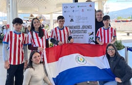 Adrián Jara (i), Giovanna Malvetti, Matías López, Andrés Riquelme (Delegado Fide), Santino Dávalos. Abajo: Rossana Maldonado (Capitana del equipo) y Vanessa Valleau (Delegada).
