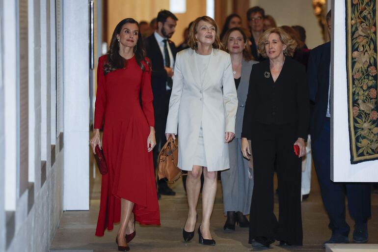 La reina Letizia junto con la primera dama alemana Elke Büdenbender y la presidenta del Patrimonio Nacional, Ana de la Cueva, durante su visita a la Galería de las Colecciones Reales este miércoles en Madrid. (EFE/ Mariscal / POOL)
