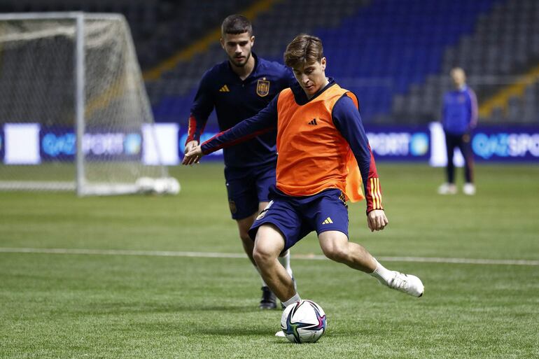 El centrocampista de la selección sub-21 Pablo Torre durante la última sesión de entrenamiento antes de medirse a Kazajistán en el tercer partido de clasificación para el Europeo de 2025, en el Astaná Arena (Kazajistán).