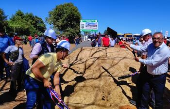 Autoridades municipales y departamentales participaron en la palada inicial.