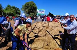 Autoridades municipales y departamentales participaron en la palada inicial.