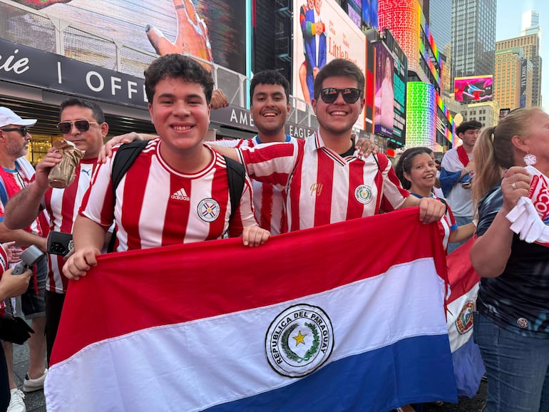 Times Square se tiñe de Albirroja: Así paraguayos alientan antes de medir a Francia Times Square se tiñe de Albirroja: Así paraguayos alientan antes de medir a Francia