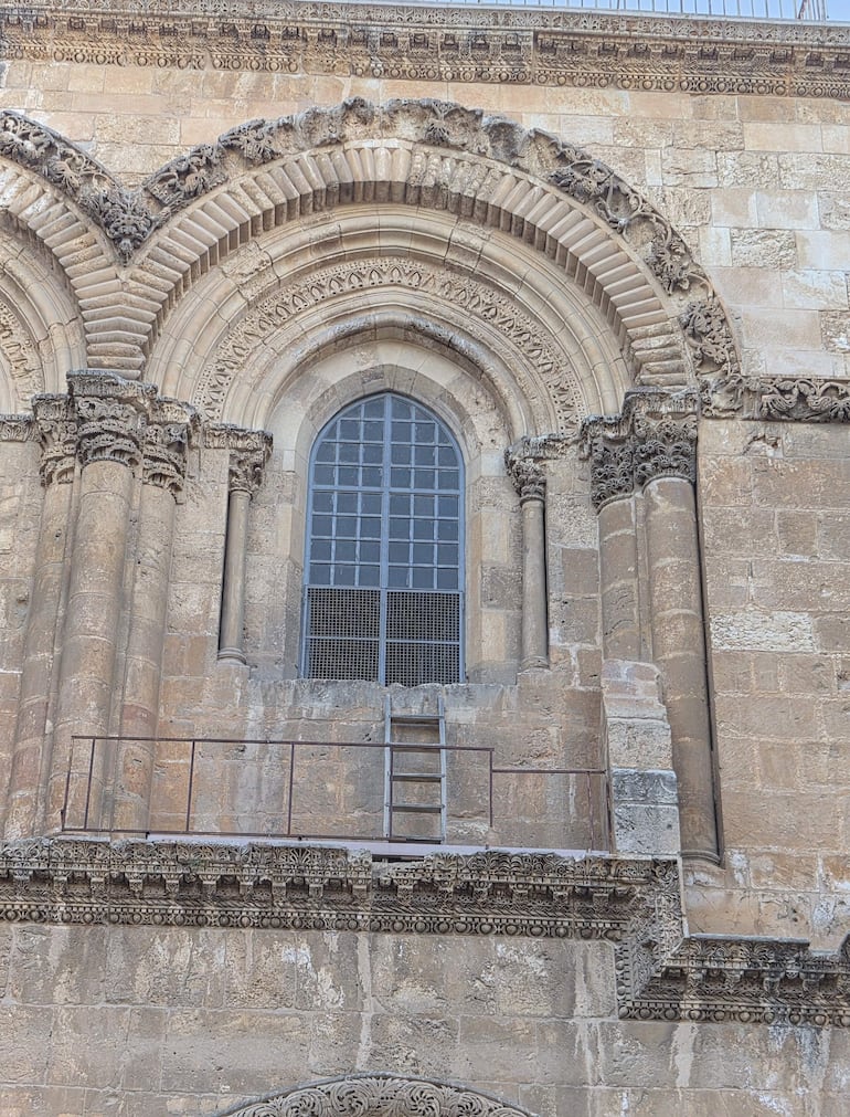 SANTO SEPULCRO, JERUSALÉN. La imagen captura un detalle del antiguo edificio en Santo Sepulcro, Jerusalén. La escalera símbolo del status quo y el equilibrio entre las ramas del cristianismo que conviven en Jerusalén.