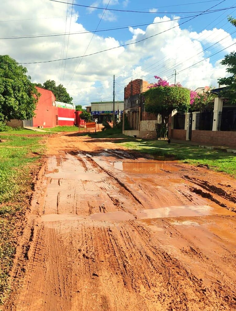 Vecinos reclaman canalización y carga de ripio en los caminos terraplenados del casco urbano.