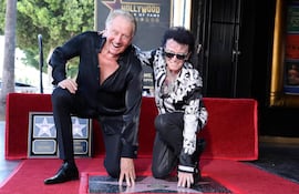 Graham Russell y Russell Hitchcock, de la banda de rock Air Supply, develaron su estrella en el Paseo de la Fama de Hollywood. (VALERIE MACON / AFP)