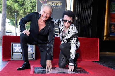 Graham Russell y Russell Hitchcock, de la banda de rock Air Supply, develaron su estrella en el Paseo de la Fama de Hollywood. (VALERIE MACON / AFP)