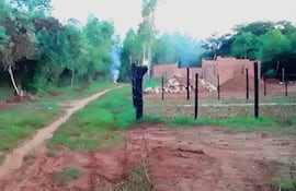 Construcción de una vivienda dentro de la franja de dominio del exferrocarril Carlos Antonio López en Villarrica.