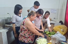 preparación de olla popular en un colegio de Itá. Ellos ahora reciben los insumos del Gobierno, que según denuncias, los recortó en algunas escuelas.