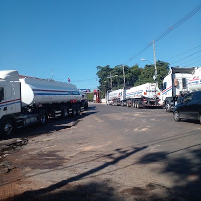 Camiones apostados en las inmediaciones de la planta de Petropar en Villa Elisa. Ingreso cerrado por gremio de propietarios de estaciones de servicio.