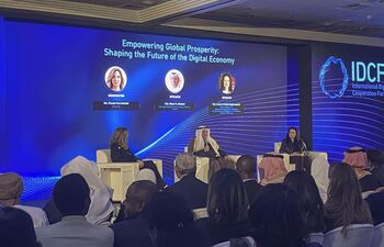 La "prosperidad digital" es un derecho universal y un factor determinante para la creación de economías digitales inclusivas y equitativas en las que se pueda "innovar y prosperar", según se defendió este martes en la inaguración del Foro Internacional de Cooperación Digital (IDCF por sus siglas en inglés) de la Organización de Cooperación Digital (OCD). "La transformación digital ya no es una elección, ya que evoluciona continuamente" y a su vez, "la brecha digital sigue siendo muy profunda", afirmó la secretaria digital de la OCD, Deemah Alyahya, en la apertura del evento que se realiza a orillas del Mar Muerto en Jordania.