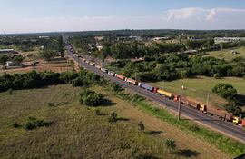 Foto aérea de un trecho del Acceso Sur, la Ruta PY01, uno de los lugares donde se observa gran número de camiones sojeros, en espera de descarga en los puertos para la exportación de la oleaginosa.