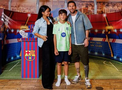 Thiago con sus orgullosos padres, Lionel Messi y Antonela Roccuzzo, en su fiesta de cumpleaños.