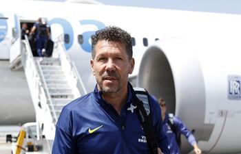 El técnico del Atlético de Madrid, Diego Simeone, a su llegada a Los Ángeles (Estados Unidos), donde tendrá su base durante la fase de grupos del Mundial de Clubes de la FIFA y debutará el próximo domingo ante el Paris Saint-Germain, flamante campeón de Europa.