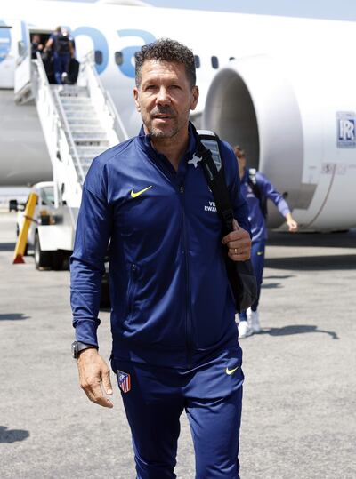 El técnico del Atlético de Madrid, Diego Simeone, a su llegada a Los Ángeles (Estados Unidos), donde tendrá su base durante la fase de grupos del Mundial de Clubes de la FIFA y debutará el próximo domingo ante el Paris Saint-Germain, flamante campeón de Europa.