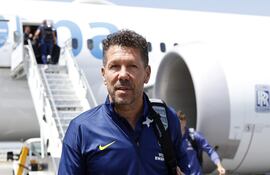 El técnico del Atlético de Madrid, Diego Simeone, a su llegada a Los Ángeles (Estados Unidos), donde tendrá su base durante la fase de grupos del Mundial de Clubes de la FIFA y debutará el próximo domingo ante el Paris Saint-Germain, flamante campeón de Europa.