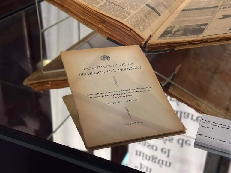 Documento titulado 'Constitución de la República del Paraguay', exhibido sobre una superficie en un entorno formal.