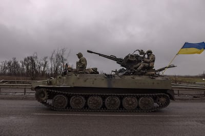 Soldados ucranianos sobre un tanque en la región de Jersón. (Imagen de archivo)