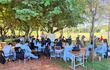 Estudiantes del colegio técnico Nuestra Señora de Lourdes desarrollan clases bajo los árboles mientras se aguarda la refacción de las aulas dañadas.