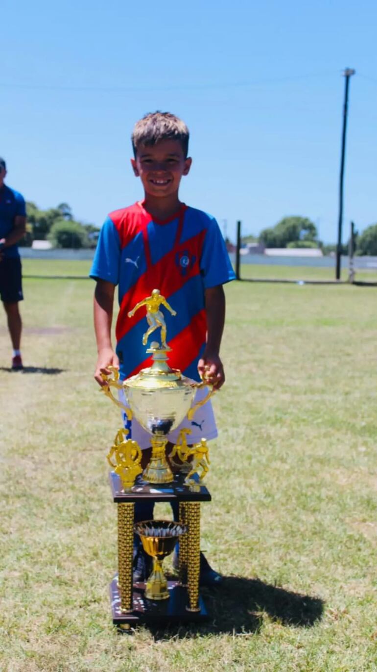 El capitán Álvaro Vázquez con el trofeo de campeón.