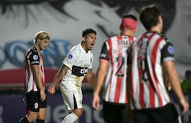 El delantero de Olimpia, Fernando Cardozo (#07), celebra tras anotar el primer gol de su equipo durante el partido de fútbol de la fase de grupos de la Copa Sudamericana entre Barracas Central de Argentina y Olimpia de Paraguay, en el estadio Florencio Sola en Banfield, provincia de Buenos Aires.