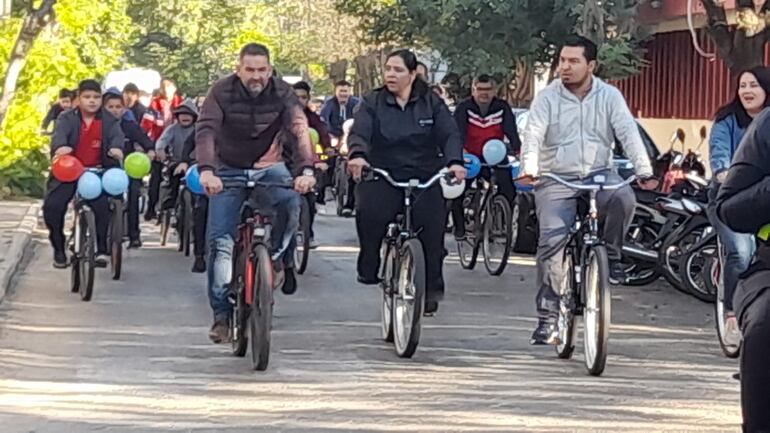 El intendente Fernando Ramirez (Pullover gris) Gerardo Valoriani (Campera marrón) encabezaron el paso en bici por el centro de la ciudad de Pilar.