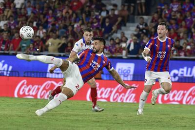 Cristian Báez, jugador de Cerro Porteño, ejecuta un balón en el partido frente a Nacional por el torneo Apertura 2024 del fútbol paraguayo en el estadio La Nueva Olla, en Asunción.