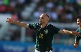 Juan Sinforiano Godoy, delantero paraguayo, nacionalizado boliviano celebra un gol, en un partido amistoso entre Bolivia y Trinidad y Tobago en el estadio Ramón Aguilera en Santa Cruz (Bolivia).