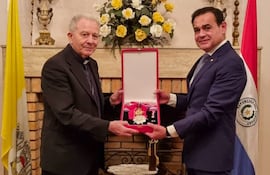 El nuncio apostólico de Su Santidad y decano del Cuerpo Diplomático acreditado, monseñor Eliseo Ariotti, quien concluye sus funciones en nuestro país después de 14 años de servicio, recibió una condecoración del Gobierno.