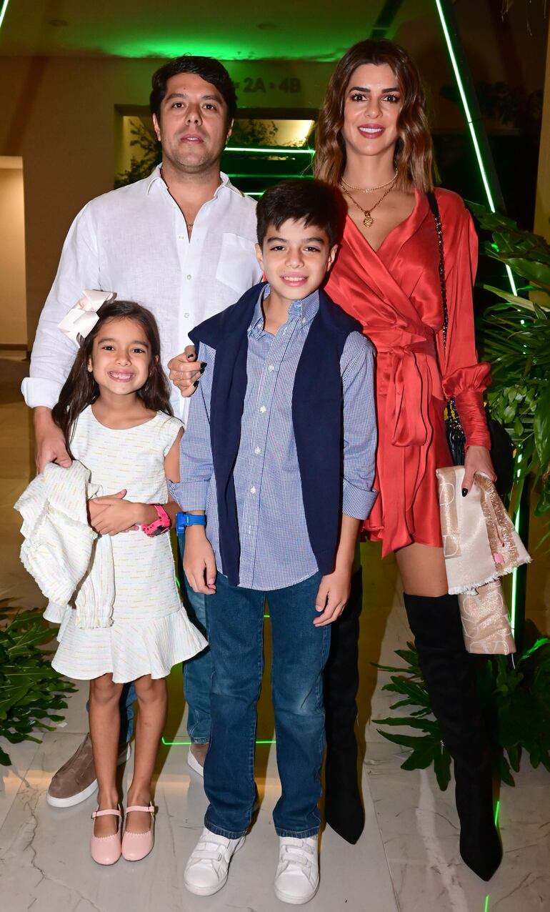 El presidente del Grupo Garden, Didier Arias, y su esposa María Teresa Codas, con sus hijos Bruna y Didier Arias Codas.
