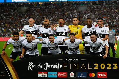 Los jugadores de Olimpia posan para la foto antes del partido contra Fluminense por los cuartos de final de la Copa Libertadores 2023 en el estadio Maracaná, en Río de Janeiro, Brasil.