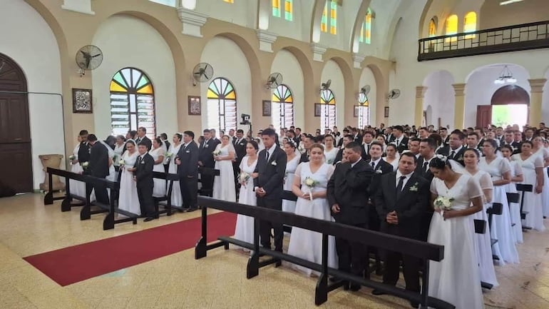 53 parejas celebraron casamiento comunitario en Villarrica.