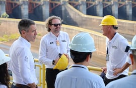 Simon Larkin durante el recorrido por la Central Hidroeléctrica.