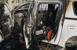 Los coches de la ONG estaban claramente marcados con el logotipo de la organización. EFE