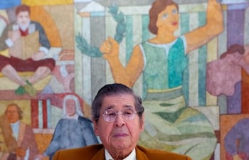 Bryce entrega el manuscrito de ‘Un mundo para Julius’ como legado al Instituto Cervantes. Foto: Universidad Nacional Mayor de San Marcos (UNMSM)