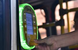 El gobierno habilitaría una aplicación en el celular para que los estudiantes puedan pagar el medio pasaje, sin necesidad de la tarjeta del billetaje electrónico.