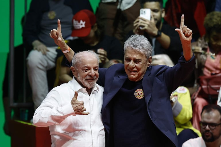 El presidente y candidato a la reelección de Brasil, Luiz Inácio Lula da Silva, posa con el cantante Chico Buarque durante el evento 'Cultura con Lula' en la Fundación Progreso este miércoles, en Rio de Janeiro (Brasil).