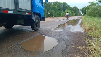 Los enormes baches en estos días de lluvia quedan cubiertos de agua y ponen en peligro a los usuarios de la ruta PY02.
