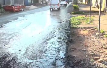 Un caño roto de la Essap en la calle Nueva Asunción, en zona del Mercado de Abasto, causa malestar en los vecinos.