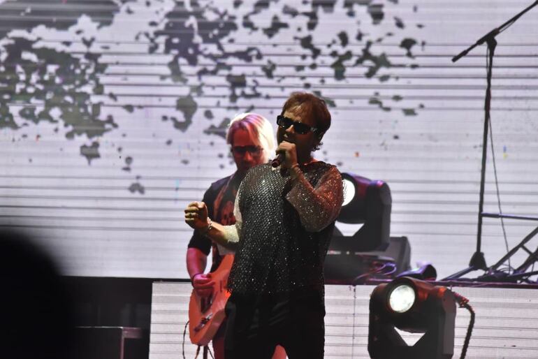 Benjamín Rojas desplegó su talento vocal y también ejecutó la guitarra en un par de canciones.