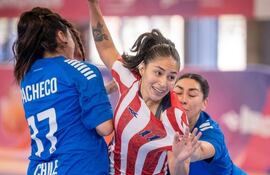 La guerrera Delyne Leiva ataca la defensa chilena para rematar a la portería, en el juego que las albirrojas ganaron 21-19.