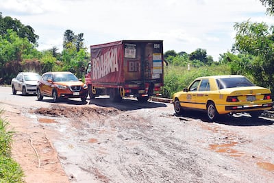 La avenida General Manuel Brítez Borges está destrozada desde el año pasado. En varios puntos los raudales arrastraron la capa asfáltica.