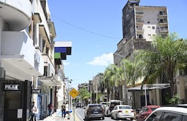 La ANDE compartió este año la imagen de calle Palma, tras retirar cables; para Cecoel, la institución es clave en planificación urbana.