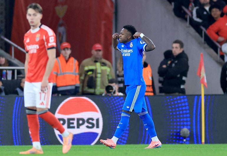 El basrileño Vinicius Junior, tras anotar su gol para el Real Madrid, fue a celebrar ante los hinchas del Benfica, lo que desató la reacción de los jugadores del Benfica.