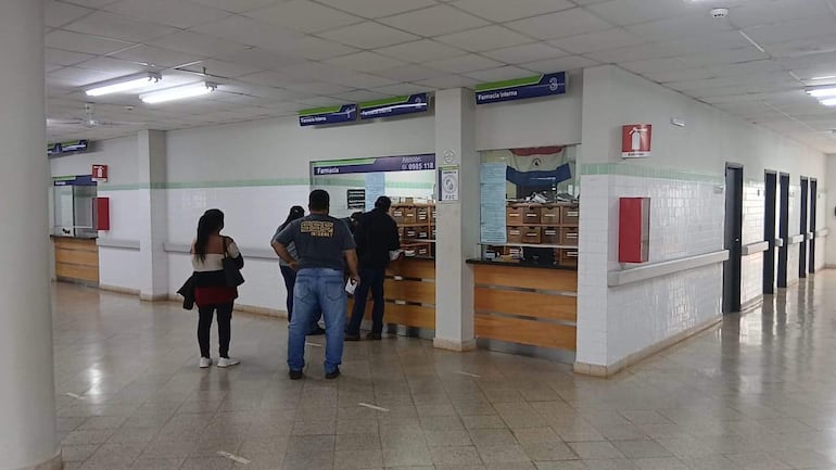 Asegurados son atendidos en la farmacia interna del Hospital Regional del Instituto de Previsión Social (IPS), en Pedro Juan Caballero.