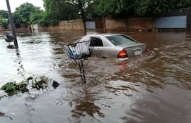 IAutos "flotando" en los raudales, tras la inundación del lunes en los barrios Itay Santa María y Santa Teresa de Asunción y Fernando de la Mora.