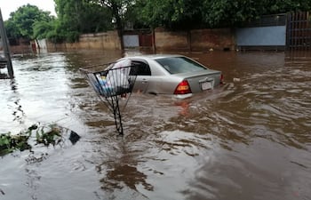 IAutos "flotando" en los raudales, tras la inundación del lunes en los barrios Itay Santa María y Santa Teresa de Asunción y Fernando de la Mora.