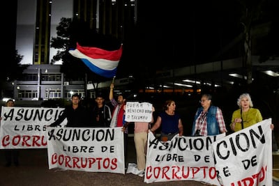 Ciudadanos protestaron esta tarde frente a la Municipalidad de Asunción, pidiendo la imputación intendente, investigado por lesión de confianza.